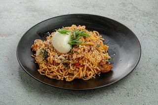 Жареный рамен с курицей