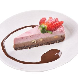 TARTA CRUDIVEGANA DE FRESAS Y CHOCOLATE