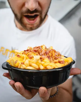 Patatine con bacon croccante e cheddar