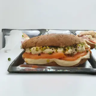 PANINO SALMONE, BUFALA, STRACCIATELLA DI BUFALA, PISTACCHI