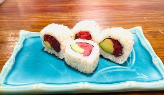 California atún, aguacate y sésamo