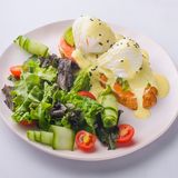 Тост с лососем, яйцо пашот, голландский соус