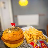 Hamburguesa de Pollo, Patatas Y Bebida.