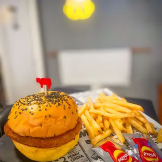 Hamburguesa de Pollo, Patatas Y Bebida.