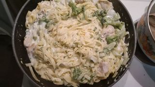 Плоски нудли с пиле и броколи (300г)