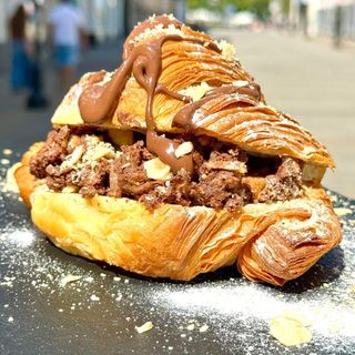 Кроасан с Нутела и лешници