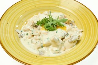 Pui cu sos de smântână, ciuperci si mămăliguța