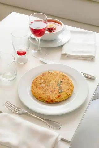 Tortilla de ajos tiernos y bacalao