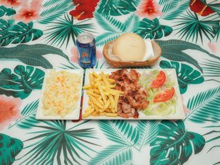 Menú Plato De La Casa Con Patatas Y Bebida