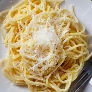 Espagueti blanco con queso