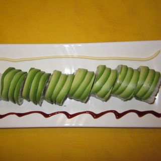 84-Uramaki Lubina Y Wakame Envuelto En Aguacate (8 Pzs.)