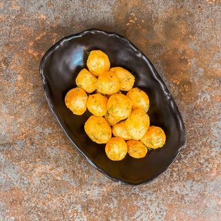 Cartofi aurii cu usturoi și mărar 