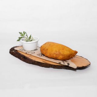 EMPANADA DE CARNE MECHADA Y QUESO