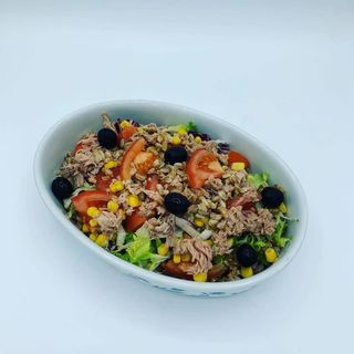 Farro con tonno al naturale, pachino, mais e insalata croccante