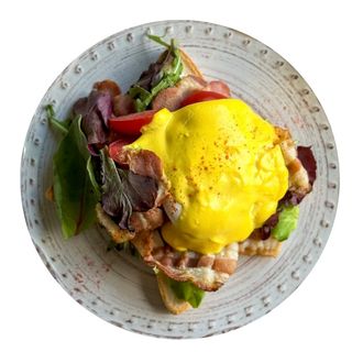 Тост з беконом та бебі мікс салатом (160/30г)