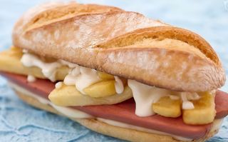 Panino wurstel e patatine con salse