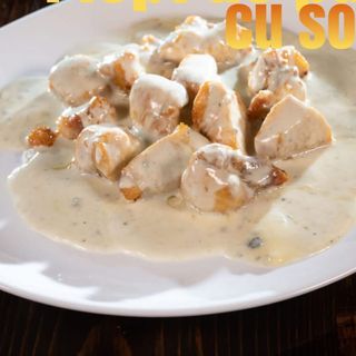 Piept de pui tras la tigaie cu sos de smantana si gorgonzola