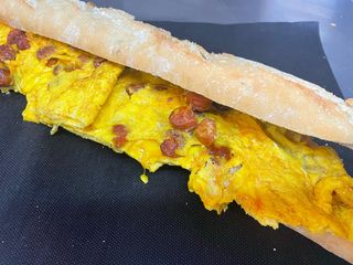 Bocadillo De Tortilla Francesa De Chistorra