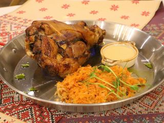 Рулька запеченная в медово-прянном соусе