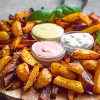 Frytki z batatów, schabowy, surówka, zupa 