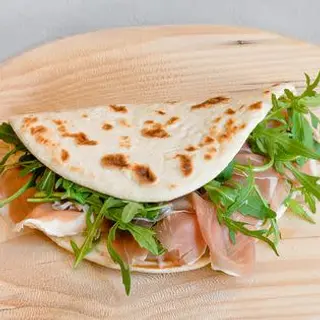 Piada con stracchino e rucola