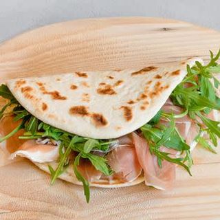 Piada con stracchino e rucola