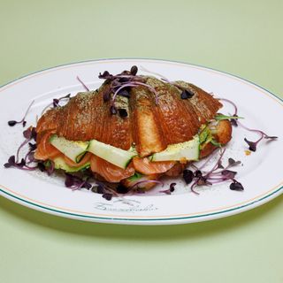 Круасан з лососем (250г)