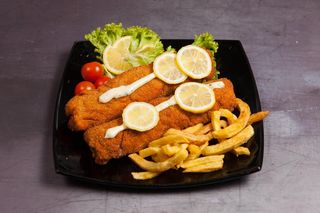 Pileća Karađorđeva šnicla sa pomfritom