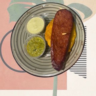 Papa aborrajada + salchichón cervecero. 