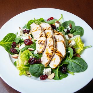 Sałata z grillowanym kurczakiem 300g