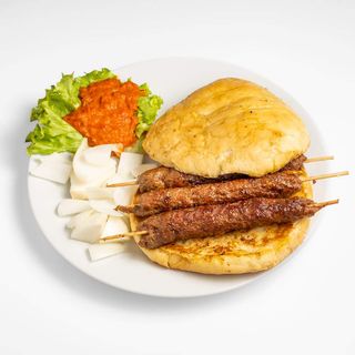 Šiš ćevapi u somunu s prilogom