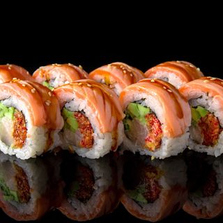  ორაგულის როლი უნაგით + კალიფორნია კრაბი სეზამის მარცვლებით