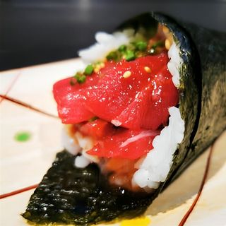 81. Temaki Atún Rojo Macerado (1 Pza.)