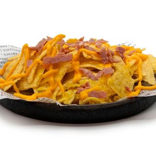 Nachos com molho cheddar e bacon fumado