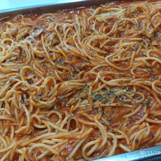 Ración macarrones con tomate y atun