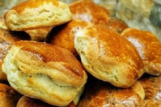 Pogačica kajmak, pršuta