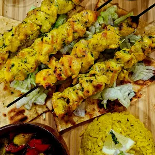 Plato Combinado De Pinchos De Pollo