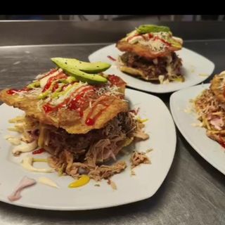 Patacón con carne de Pernil al horno