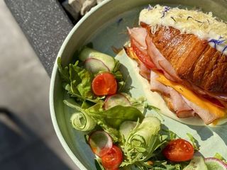 Croissant au jambon (круасан з шинкою та сиром)