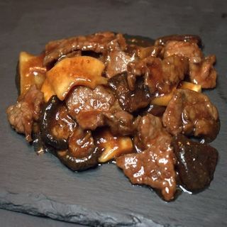 323.  Ternera Con Bambú Y Setas Chinas