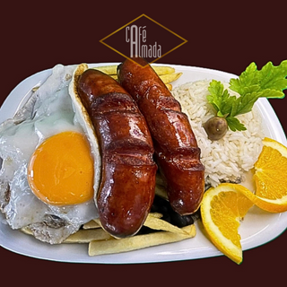 Salsicha toscana à brasileira com arroz, batata e feijão preto