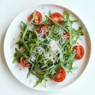 Salată de roșii, rucola și grana
