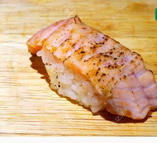 25. Nigiri Salmón A La Parrilla (1 Ud.)