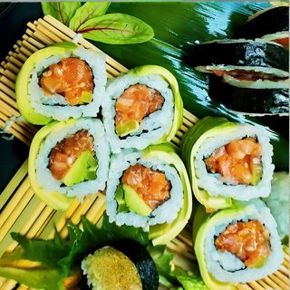 Uramaki Premium łosoś pieczony i surowy