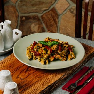 Penne z kurczakiem suszonymi pomidorami i szpinakiem