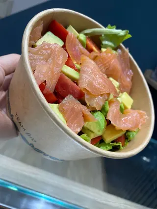 Insalata salmone, pomodorini, avocado