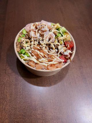 79. Riso bianco con salmone e gamberi al lime