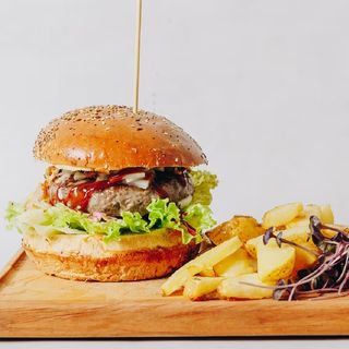 Burger s pohanom piletinom i pomfrit