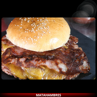 BURGER DE TERNERA CON BACON Y QUESO + PATATAS FRITAS