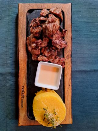 Pastramă de berbecuț cu mămăligă și usturoi